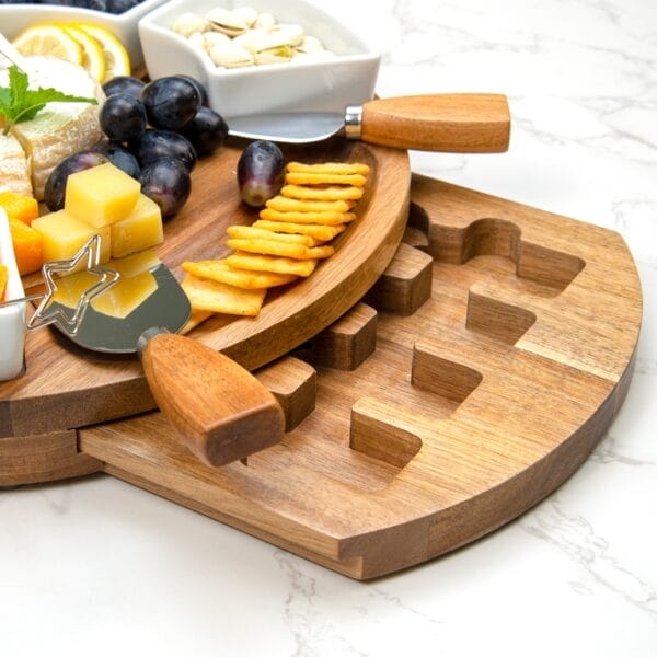 Käseplatte aus Akazienholz mit Käsemesser-Set und Snacks