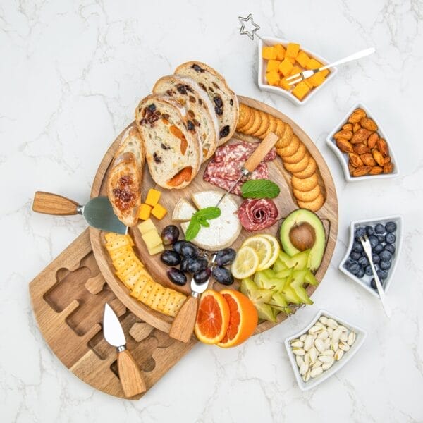 Käseplatte aus Akazienholz mit Käse, Crackern, Obst und Nüssen. Inklusive Käseplatte zum Servieren.