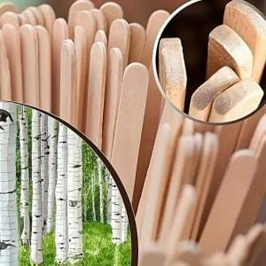 Nahaufnahme von Kaffeerührstäbchen aus Naturholz mit glatten, abgerundeten Enden. Rührstäbchen aus Birkenholz.