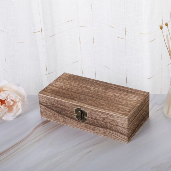 Rechteckige Vintage-Holzbox mit Metallverschluss. Perfekt zur Aufbewahrung oder als Geschenk.
