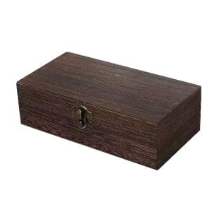 Dunkelbraune rechteckige Holzkiste mit antikem Schloss.