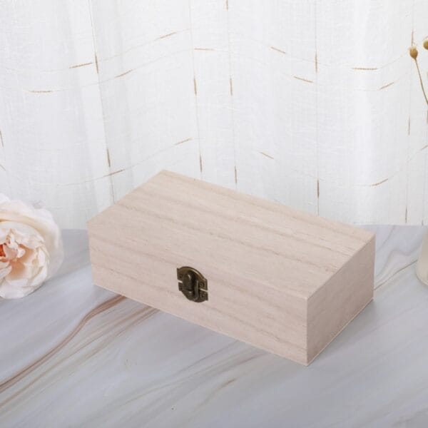 Rechteckige Holzbox mit Vintage-Verschluss. Perfekt zur Aufbewahrung oder als Geschenk.