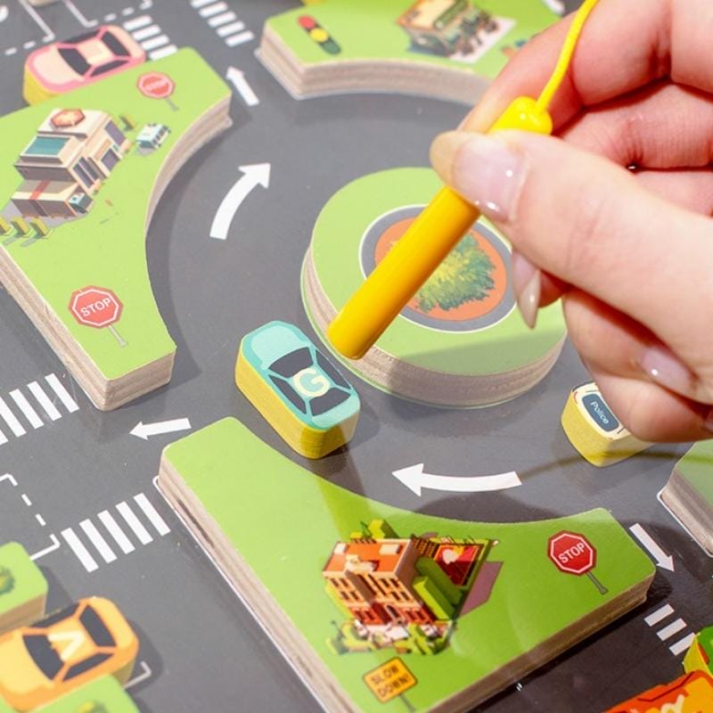 Kind spielt magnetisches Buchstabenpuzzle und lenkt ein Auto mit einem gelben Zauberstab. Großhandel.