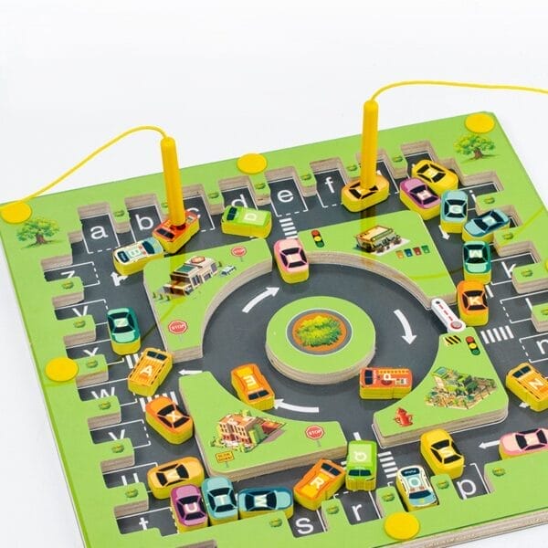 Magnetisches Alphabet-Puzzle: Kinder-Labyrinthspiel aus Holz mit Buchstabenautos.