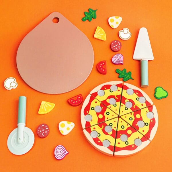 Pizza-Spielzeugset aus Holz mit Schneidewerkzeugen und Belag. Perfekt für Rollenspiele mit Kindern.