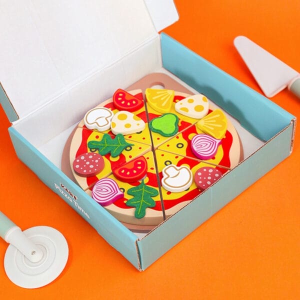 Pizzaspielzeug aus Holz in einer Schachtel mit Pizzaschneider und -heber. Rollenspiel für Kinder, Großhandel.