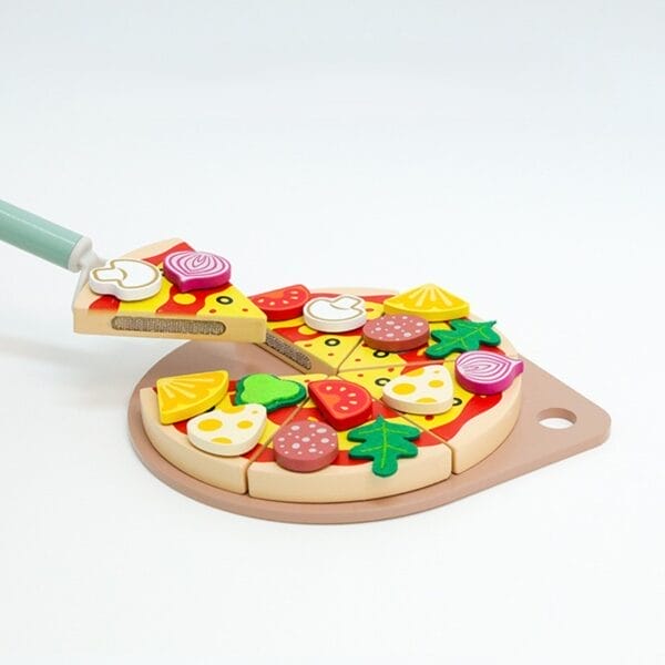 Holzspielzeugpizza mit abnehmbaren Stücken und Belag. Ideal für Rollenspiele mit Kindern.