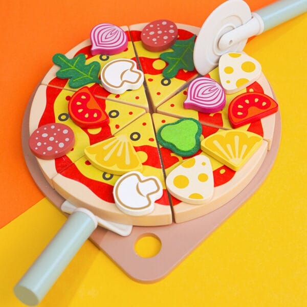 Holzspielzeugpizza mit abnehmbaren Stücken und Belag. Ideal für Rollenspiele mit Kindern.