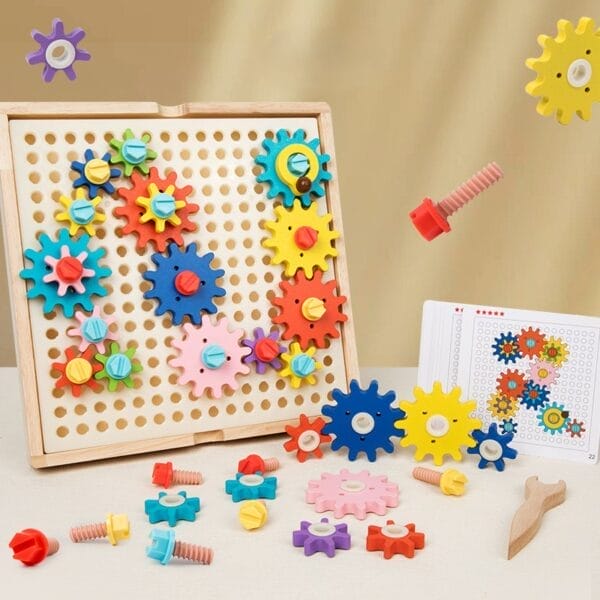Buntes Zahnrad-Spielset aus Holz mit Steckbrett; fördert die Hand-Auge-Koordination. Motorikbrett Zahnradspiel.