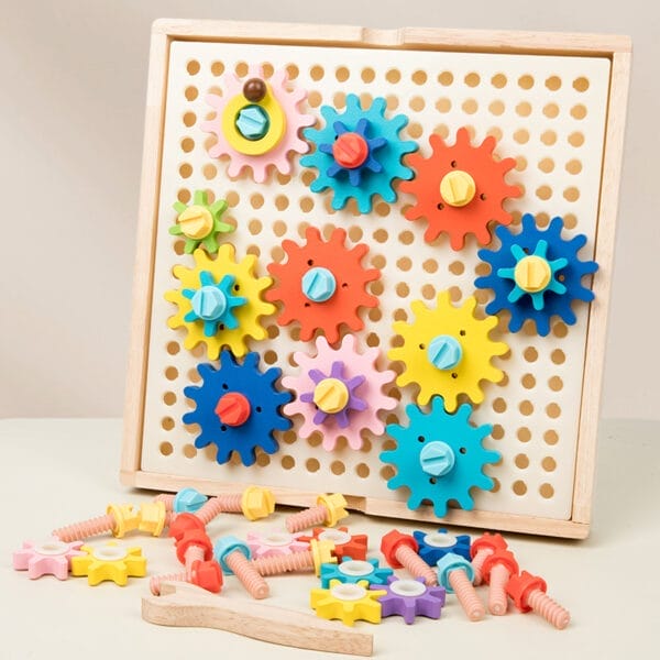 Buntes Holzspielzeug mit Zahnrädern und Schrauben auf einer Stecktafel. Entwickelt die Hand-Auge-Koordination.