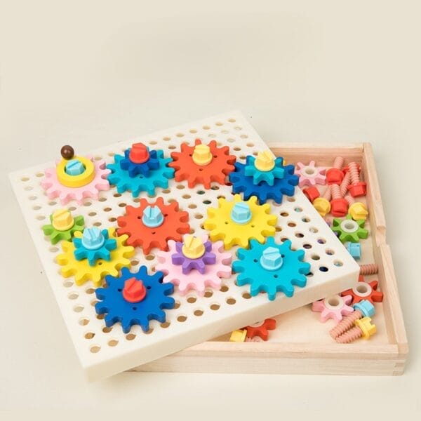 Buntes Holzzahnrad-Spielzeugset auf Stecktafel; ideal für die Hand-Augen-Koordination.