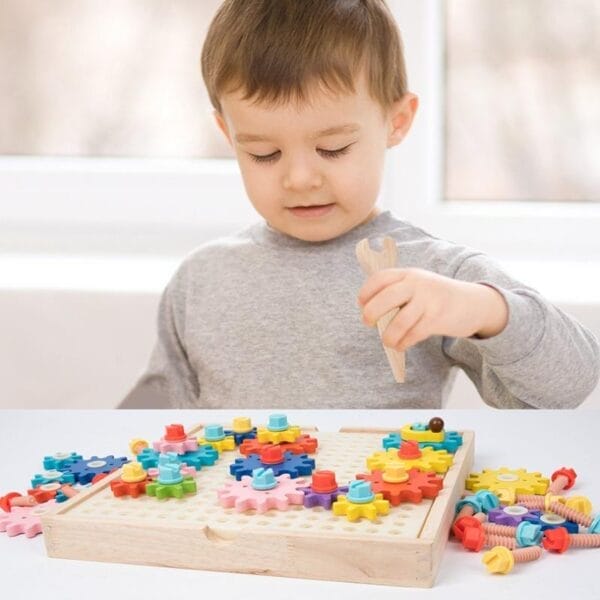 Kind spielt mit buntem Holzzahnradspielzeug und entwickelt die Hand-Auge-Koordination. Motorikbrett-Zahnradspiel.