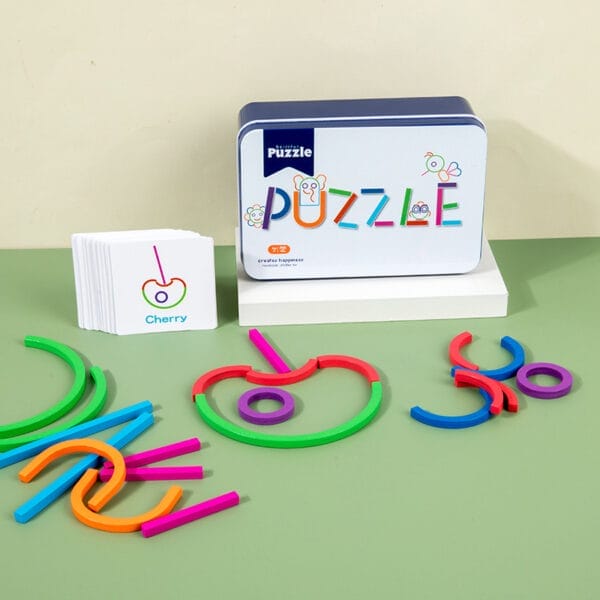 Bunte Puzzleteile und Karten aus Holz in einer Metalldose. Großhandel Holz-Stäbchen-Legespiel.