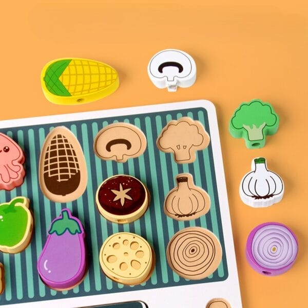 Holzgrill-Spielzeugset mit bunten Gemüsestücken. Rollenspiel für Kinder.