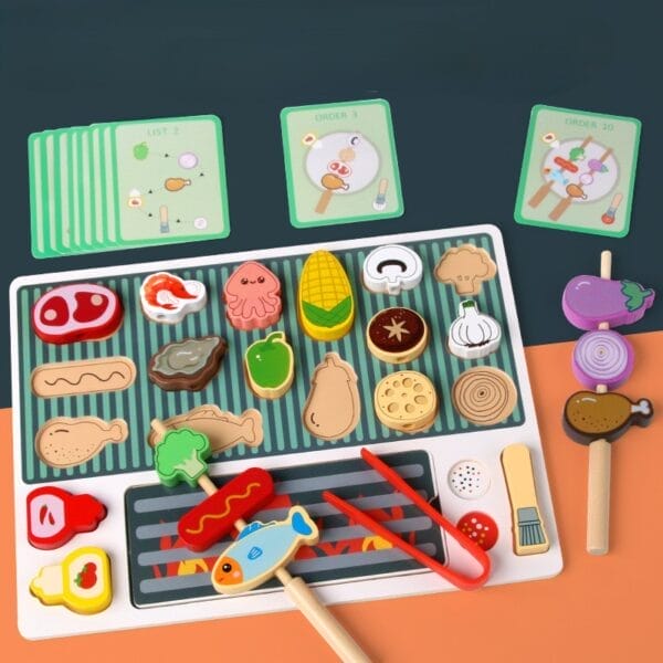 Holz-BBQ-Grill-Spielzeugset für Kinder. Beinhaltet Lebensmittelstücke, Spieße und Zangen. Großhandel Holz Rollenspiel.