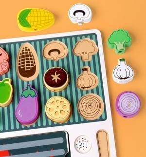 Holzgrill-Spielzeugset mit bunten Gemüsestücken. Ideal für Rollenspiele für Kinder!