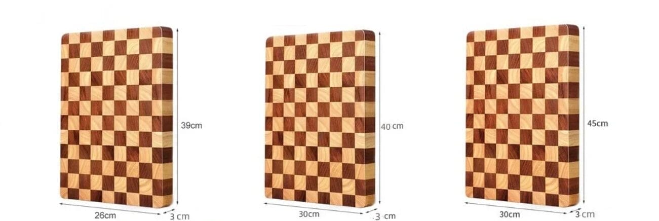 Drei große, dicke Schneidebretter aus Holz mit Schachbrettmuster. Abmessungen abgebildet.