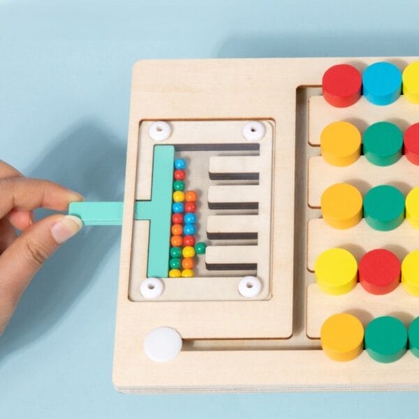 Kinderhände bedienen ein hölzernes Farbsortierspielzeug mit bunten Perlen und Zylindern. Holz Sortier Spielzeug.