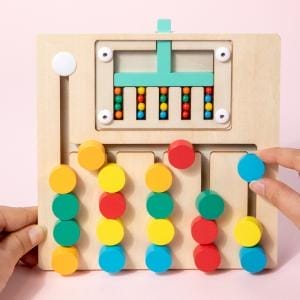 Holzspielzeug zum Farbsortieren für Kleinkinder. Bunte Bälle rollen durch ein Labyrinth.