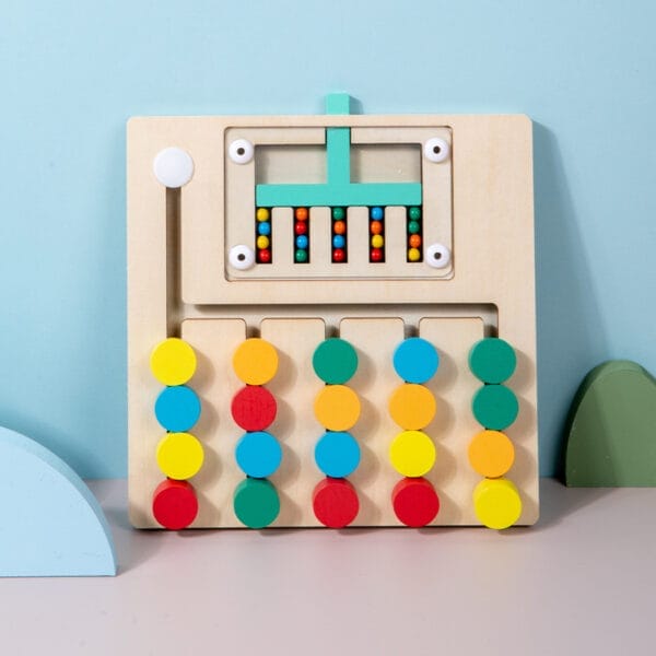 Buntes Sortierspielzeug aus Holz für Kleinkinder. Mit rollenden Bällen und Farbabgleich.
