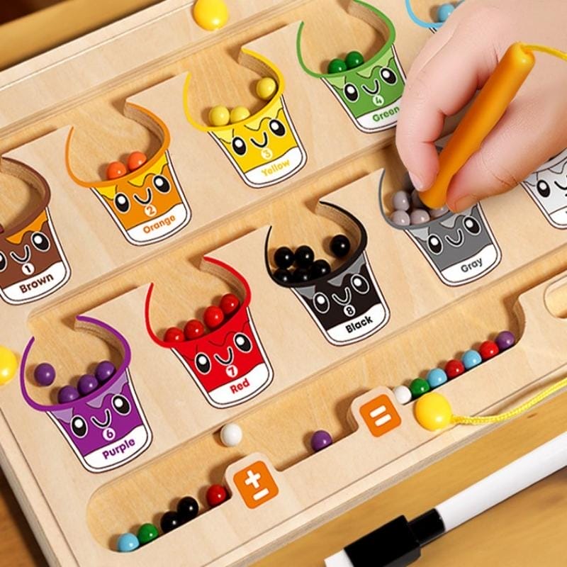 Kind spielt ein hölzernes Farb- und Zahlensortierspiel. Das 2-in-1-Labyrinth besteht aus bunten Perlen und Bechern.