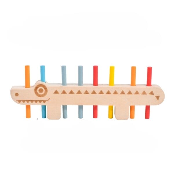 Alligator-Spielzeug aus Holz mit bunten Stiften, Sortierspiel im Montessori-Stil.