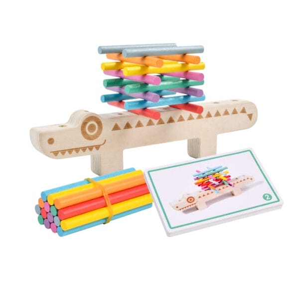 Buntes Stapelspiel aus Holz mit Krokodil, Stäbchen und Spielanleitung. Montessori-inspiriert.