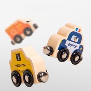 Drei Spielzeugfahrzeuge aus Holz: ein Polizeiauto, ein Taxi und ein Feuerwehrauto.