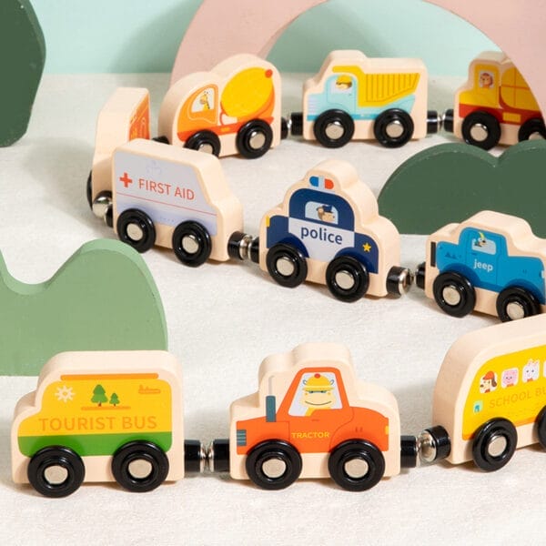 Elfteiliges magnetisches Holzeisenbahn-Spielzeugset mit Tier- und Fahrzeugmotiven. Enthält einen Erste-Hilfe-Wagen, ein Polizeiauto und einen Schulbus.