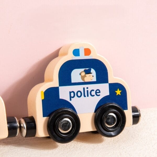 Spielzeug-Polizeiauto aus Holz mit Magneträdern, Teil eines 11-teiligen Tier- und Zahleneisenbahn-Sets.