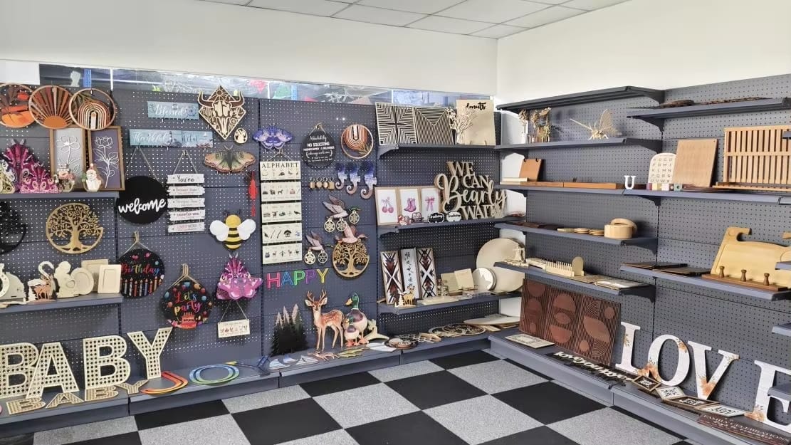 Holzhandwerk-Ausstellung mit Wanddeko, Buchstaben und Schildern. DIY-Bastelbedarf.