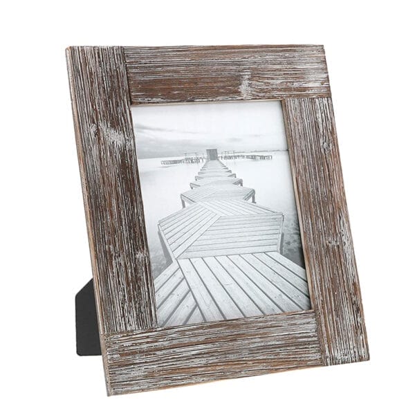 Rustikaler Altholz Bilderrahmen mit Schwarzweißfoto einer Seebrücke.