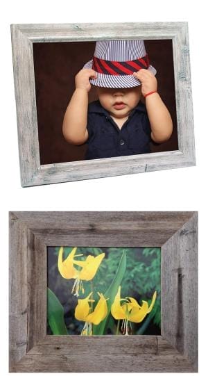 Altholz Bilderrahmen: Baby mit Hut und gelbe Blumen in rustikalen Holzrahmen.