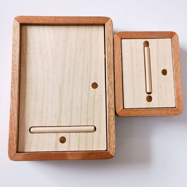 Echtholz Bilderrahmen: Zwei Holzrahmen in verschiedenen Größen, helles Holz innen, dunkler Rahmen.