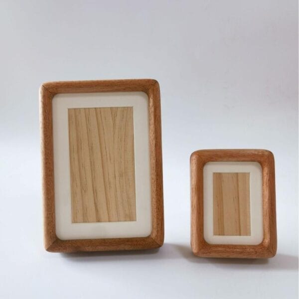 Zwei Echtholz Bilderrahmen in verschiedenen Größen auf weißem Hintergrund.
