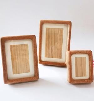 Drei Echtholz Bilderrahmen in verschiedenen Größen. Massivholz Fotorahmen.