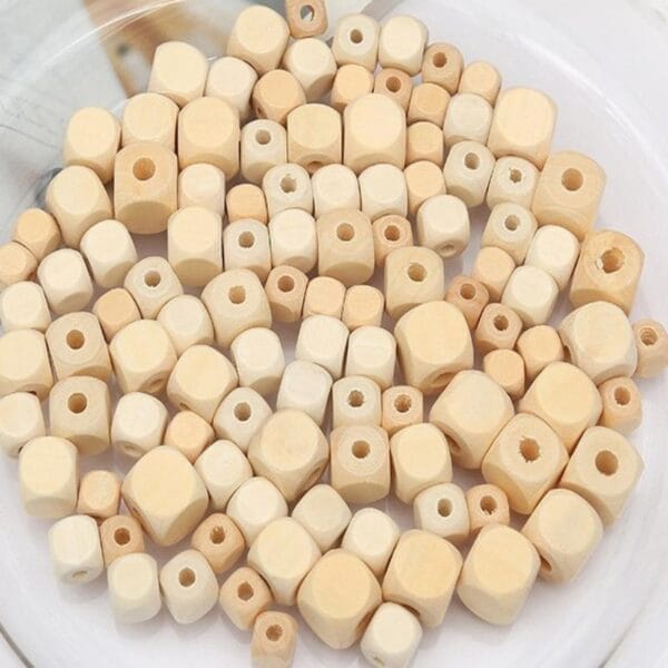 Naturfarbene, eckige Holzperlen mit großem Loch, polygonale Form. Ideal für Großhandel.