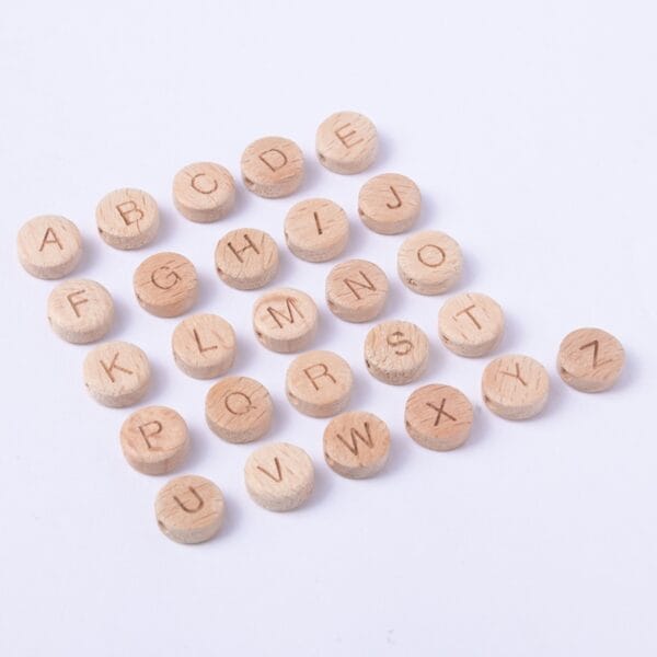Holzperlen mit Buchstaben von A bis Z, ideal für Schmuckherstellung und Bastelprojekte.