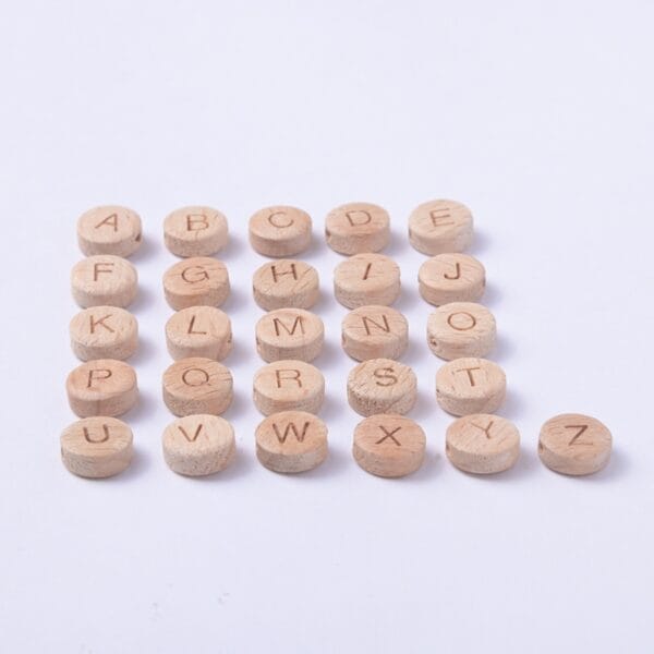 Holzperlen mit Buchstaben des Alphabets, von A bis Z.