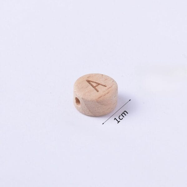 Holzperle mit dem Buchstaben A und einer Größe von 1 cm.