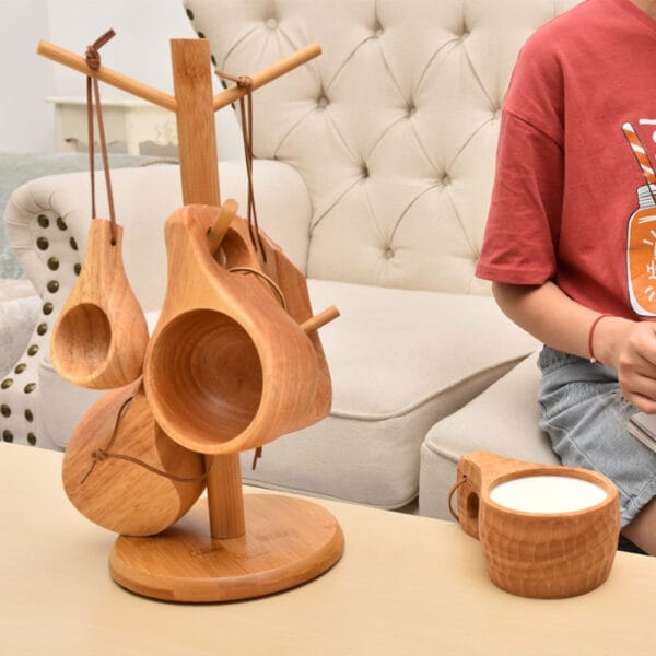 Holz Getränkehalter mit Kaffeetassen. Kreativer Tassenständer für Kaffee und Tee.