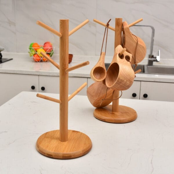 Holz Tassenständer mit Kaffeebechern. Kreativer Getränkehalter, ideal für Kaffee- und Teetassen.