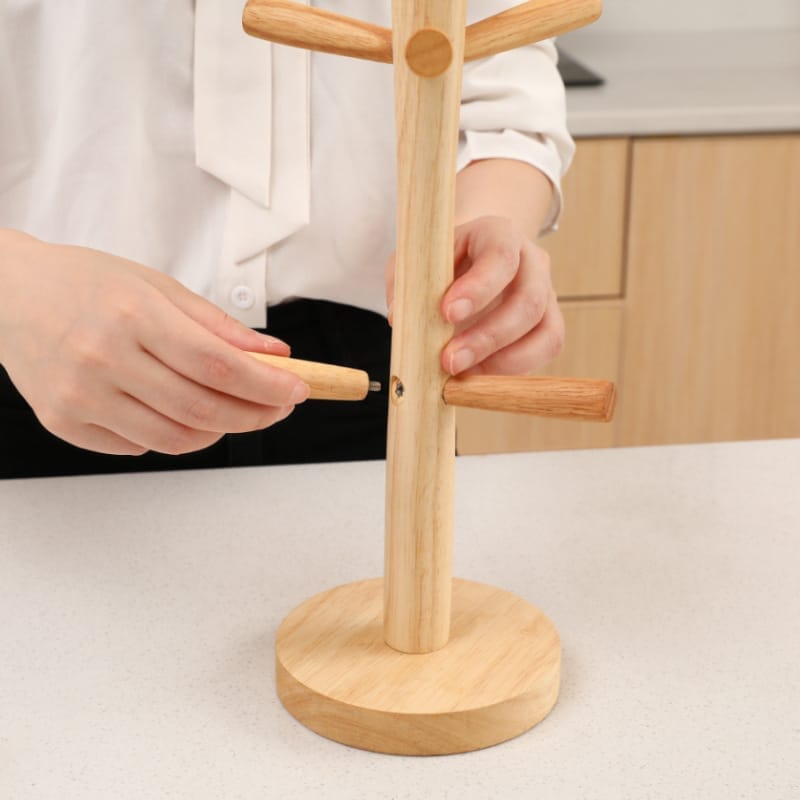 Person montiert Holz-Getränkehalter, Tassenständer für Kaffee- und Teetassen