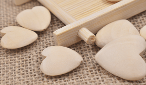 Holzherzen auf Jute mit kleinem Holztablett. DIY Holzperlen Herz Großhandel.