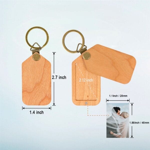 Holz-Fotoanhänger Schlüsselanhänger mit Maßen: 2,7 Zoll hoch, 1,4 Zoll breit. Personalisierbar mit Foto.