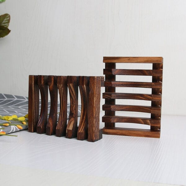 Zwei handgefertigte Seifenschalen Holz. Eine steht, eine liegt. Ideal für Großhandel.