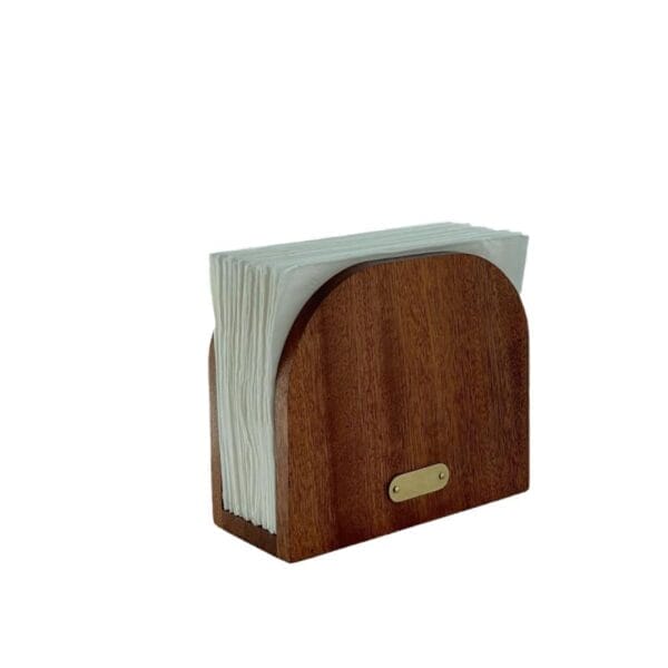 Serviettenhalter Holz mit weißen Servietten. Stilvoller Tischhalter für Gastronomie.