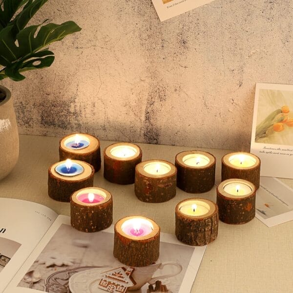 Rustikale Holzstamm Kerzenhalter mit bunten Kerzen auf einem Tisch. Dekorative Massivholz Kerzenständer.