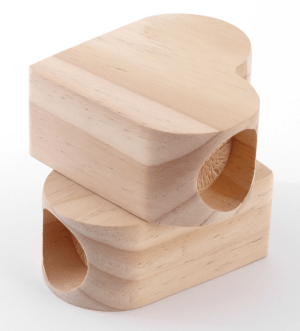 Rustikale Herz-Kerzenständer aus Kieferholz, Großhandel: Zwei Holzherzen gestapelt.