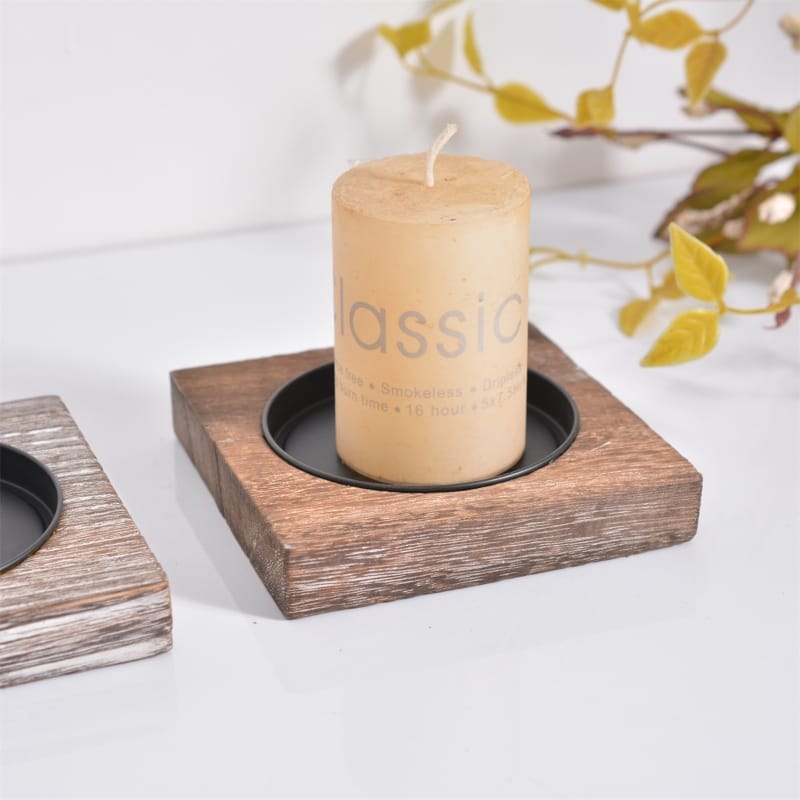 Rustikaler Kerzenteller aus Holz mit Kerze. Kerzenuntersetzer für Gastronomie.